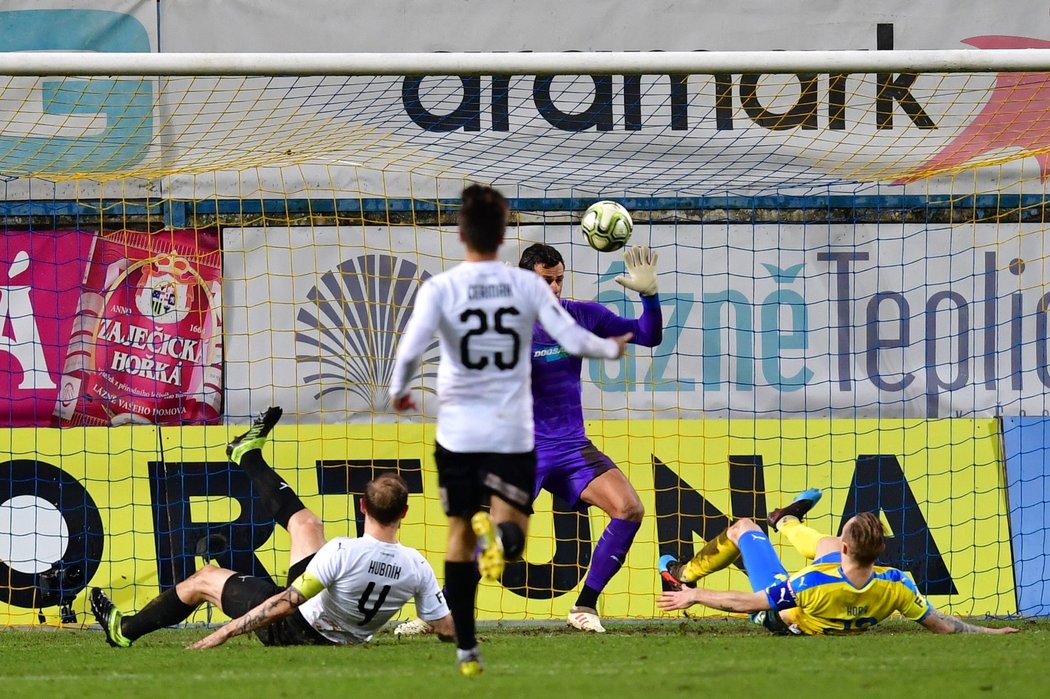 Teplický záložník Jakub Hora střílí úvodní gól duelu s Plzní