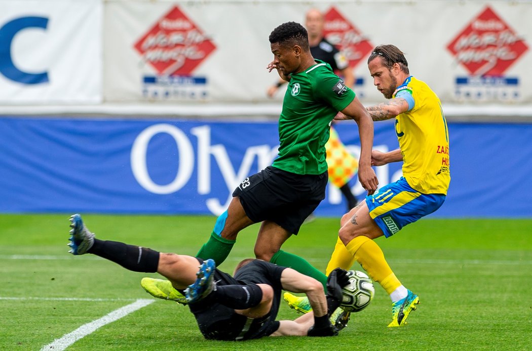 Brankář Příbrami Martin Melichar kryje míč před Jakubem Marešem z Teplic v utkání 30. kola FORTUNA:LIGY