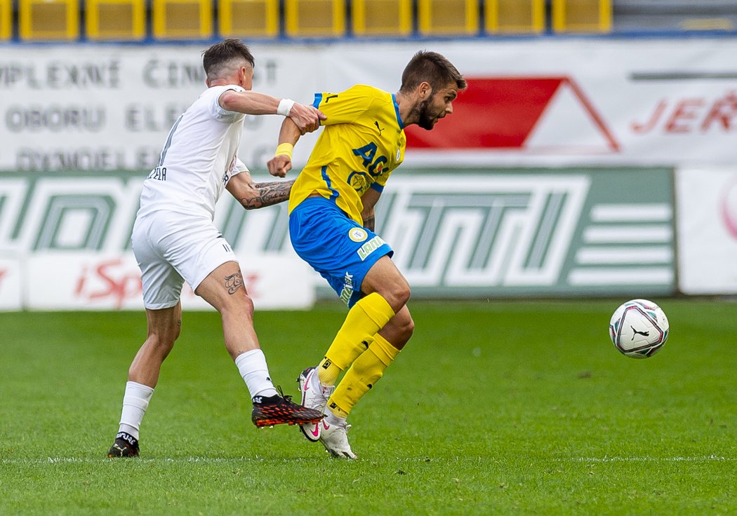 Patrik Žitný v souboji s Milanem Petrželou