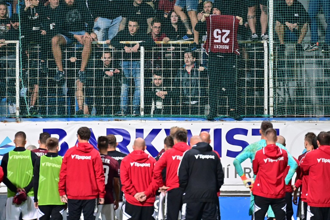 Fotbalisté Sparty před fanoušky v Teplicích po remíze 2:2