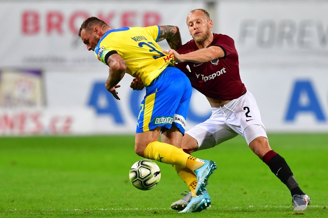 Sparťanský obránce Semih Kaya se snaží zastavit Jakuba Řezníčka z Teplic