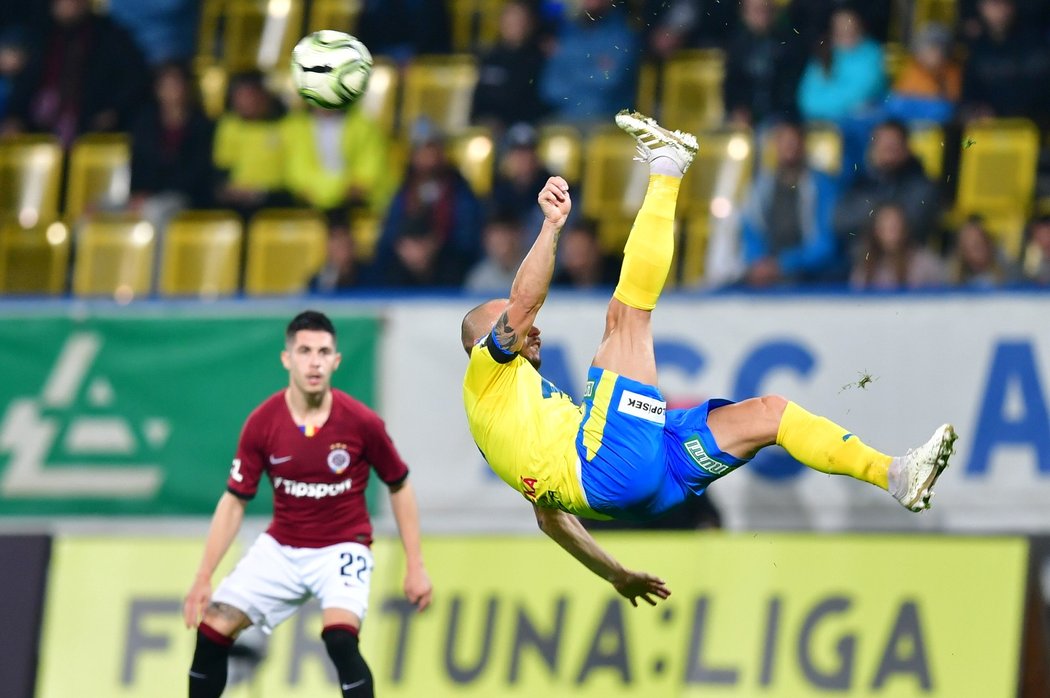 Tomáš Vondrášek přes hlavu posílá míč ke sparťanské brance