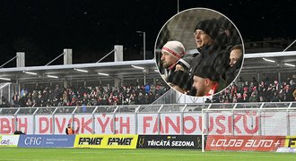 Tvrdík fandil v kotli Slavie i s Bořilem: Útulný stadion, škoda té klece