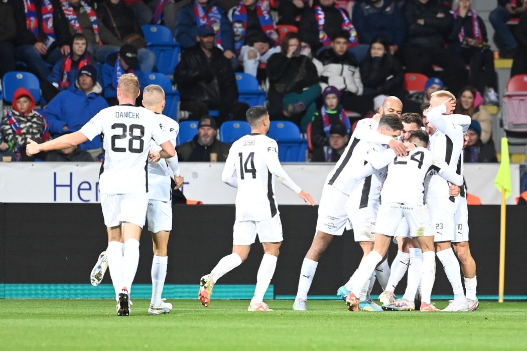 Fotbalisté Slovácka slaví gól proti Plzni, na jejímž hřišti vyhráli 4:1