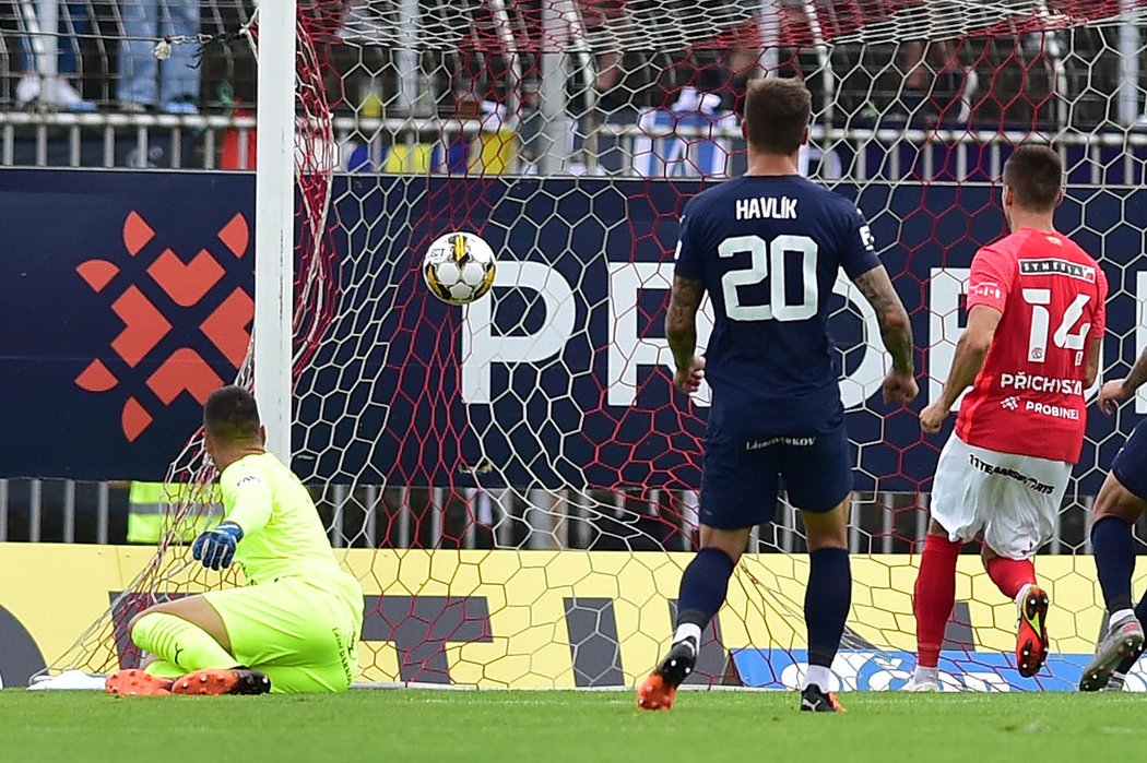 Slovácko inkasuje gól. Zleva brankář Filip Nguyen ze Slovácka, Marek Havlík ze Slovácka a Jakub Přichystal z Brna