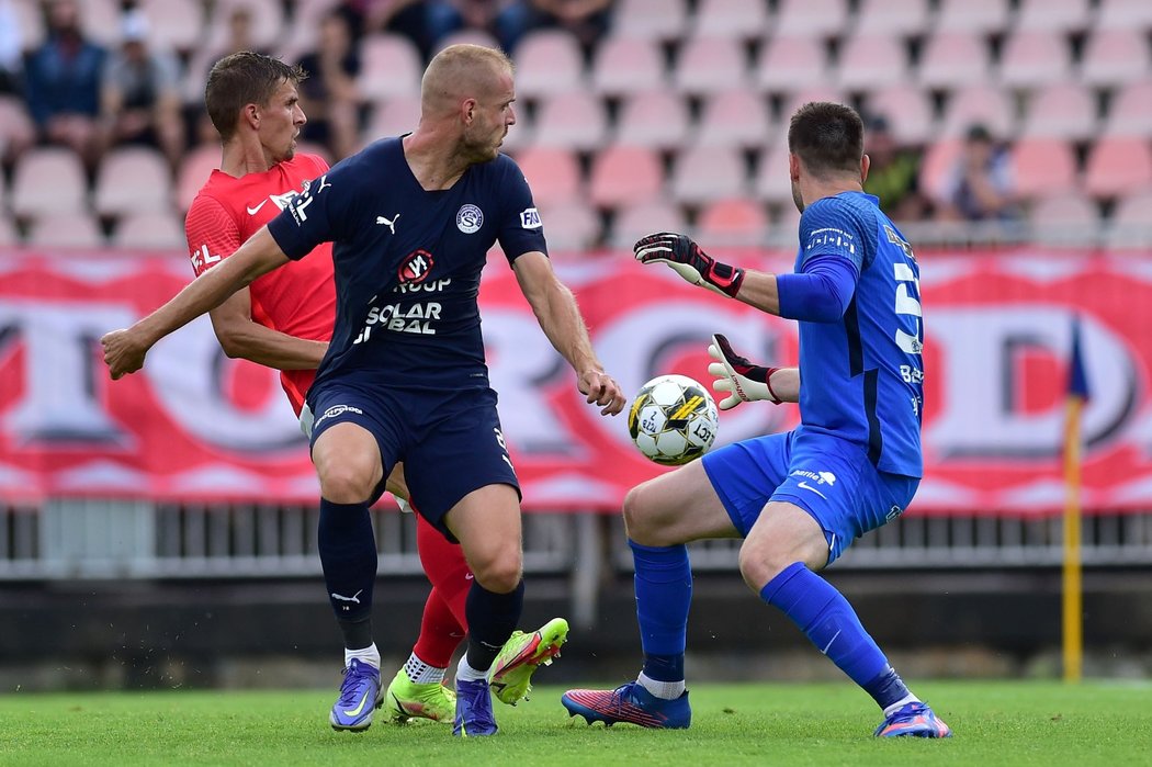 Zleva Jiří Texl z Brna, Vlastimil Daníček ze Slovácka a brankář Martin Berkovec z Brna