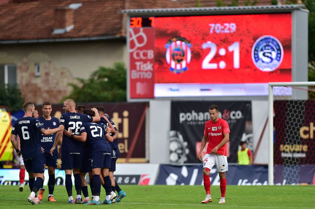 Fotbalisté Slovácka se radují z gólu. Vpravo Jakub Přichystal z Brna