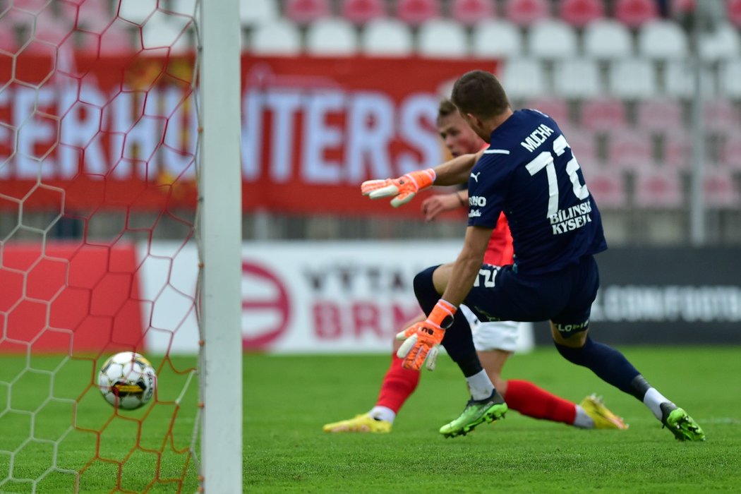 rankář Filip Mucha z Teplic inkasuje druhý gól. Vlevo autor gólu Michal Ševčík z Brna