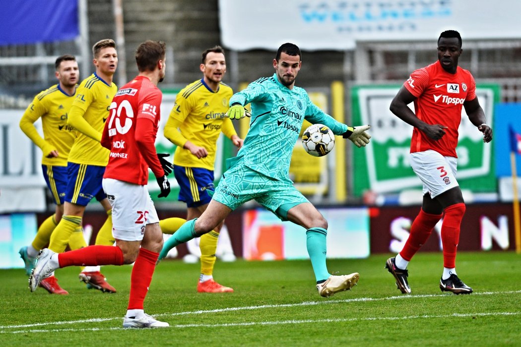 Mohamed Tijani z Brna a brankář Matej Rakovan ze Zlína