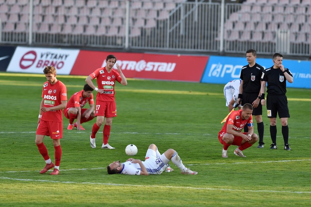 Zklamaní fotbalisté Brna po prohře s Mladou Boleslaví