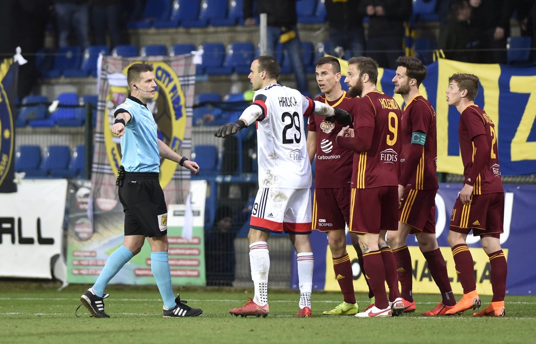 Fotbalisté Dukly se snaží přesvědčit rozhodčího Zbyňka Proskeho, že penaltu proti nim v závěru duelu ve Zlíně odpískat neměl...