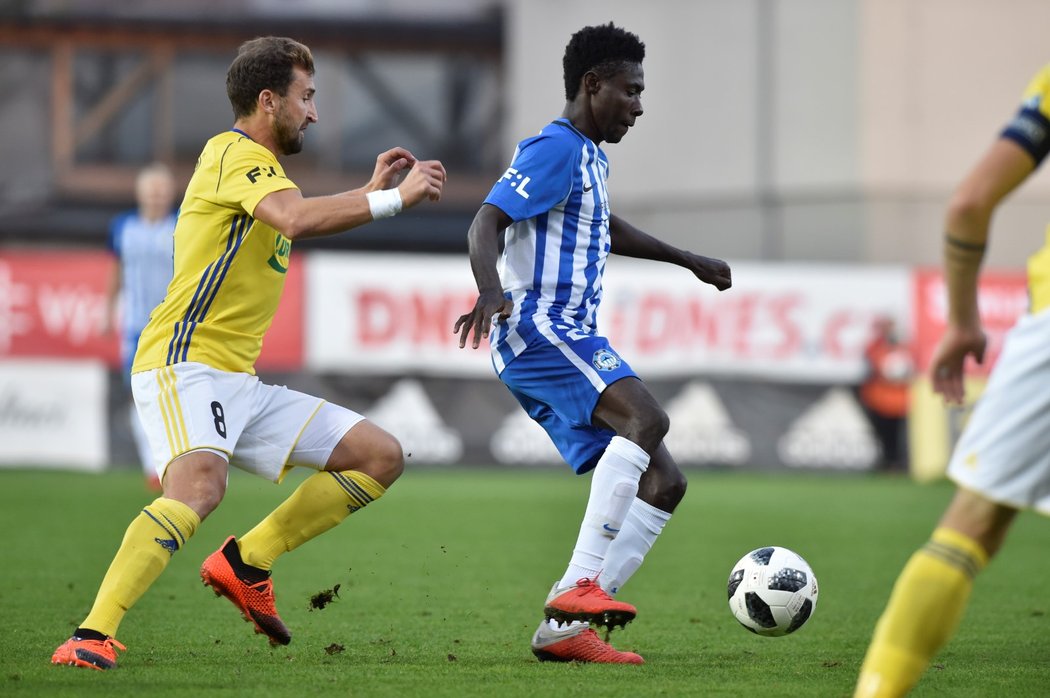 Petr Jiráček (vlevo) a Oscar Murphy Dorley (vpravo) během utkání 11. kola první fotbalové ligy: Fastav Zlín - Slovan Liberec