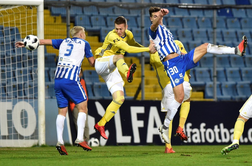 Zleva Jan Mikula, Pavel Vyhnal a Taras Kačaraba během utkání Zlína s Libercem v rámci 11. kola FORTUNA:LIGY