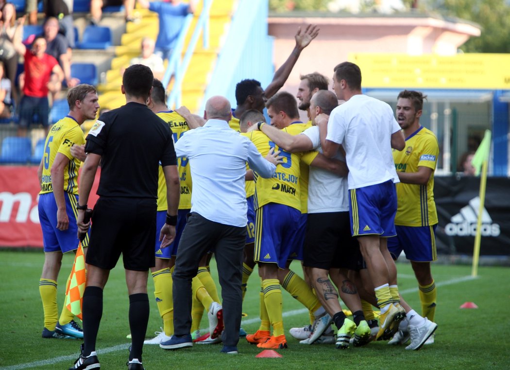 Zlínští fotbalisté v euforii slaví rozhodující gól Jeana-Davida Beauguela