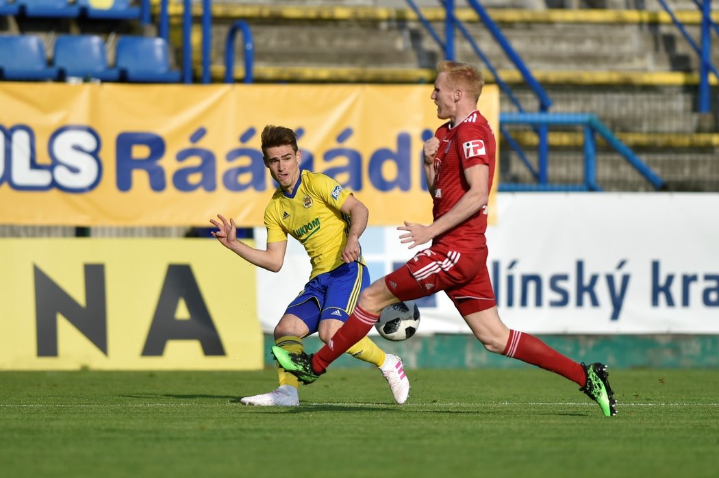 Patrik Slaměna ze Zlína se snaží centrovat přes olomouckého Václava Jemelku