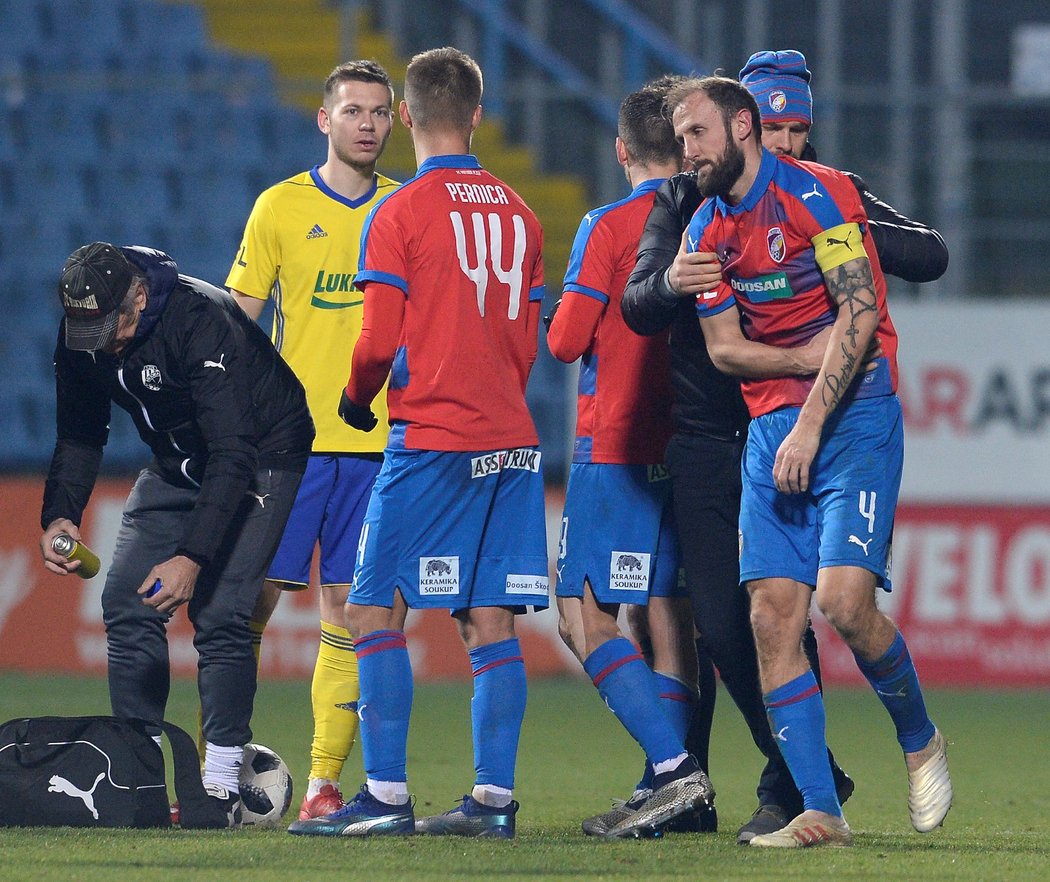 Plzeňský kapitán Roman Hubník dohrával zápas ve Zlíně v bolestech