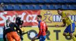 Milan Petržela se snaží zakončit plzeňskou akci v zápase ve Zlíně