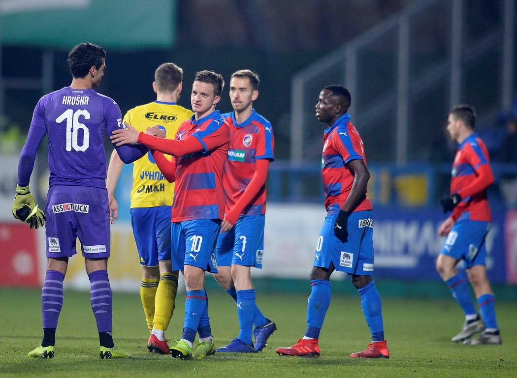 Plzeňští fotbalisté se radují po výhře ve Zlíně