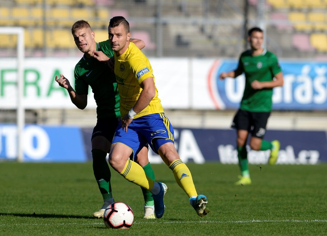 Zlínský Adnan Džafič se snaží uvolnit v souboji s příbramským Martinem Novým