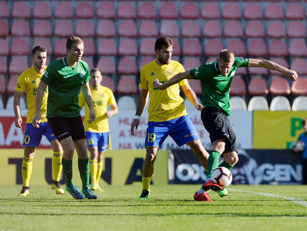 Michal Škoda (u míče) vysílá střelu na zlínskou branku