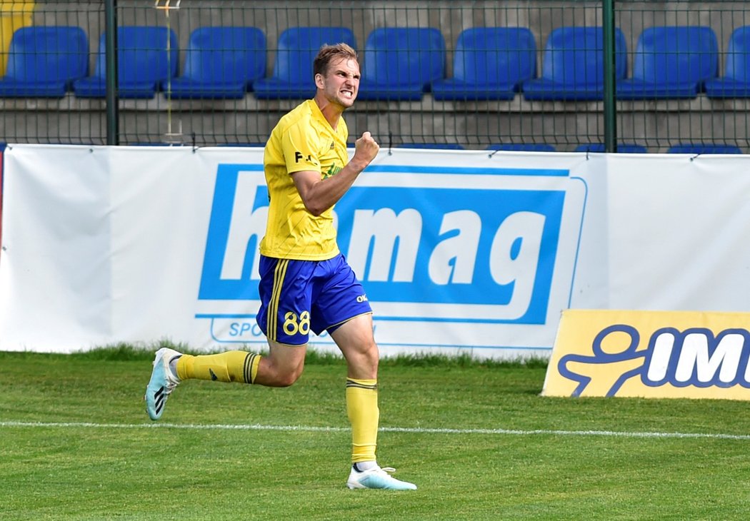 Zlínský Tomáš Poznar se raduje z proměněné penalty v duelu s Příbramí