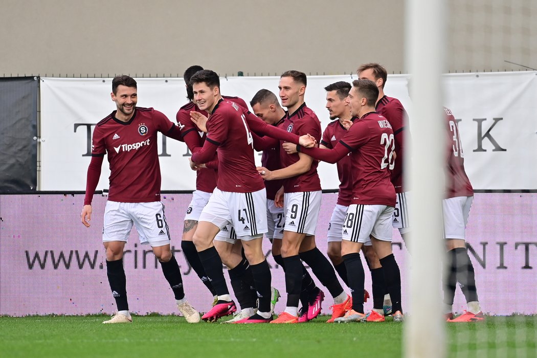 Sparťané se radují z gólu Tomáše Čvančary, který ve Zlíně zvýšil na 2:0