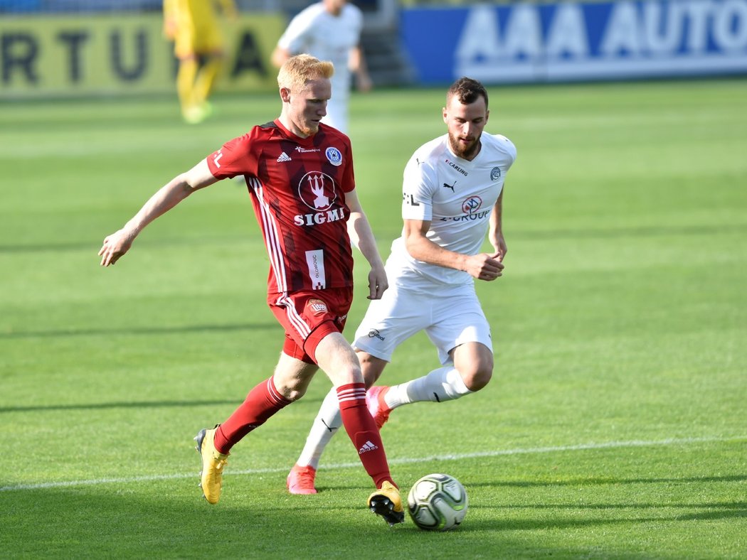 Zleva Václav Jemelka z Olomouce a Václav Jurečka ze Slovácka během zápasu FORTUNA LIGY