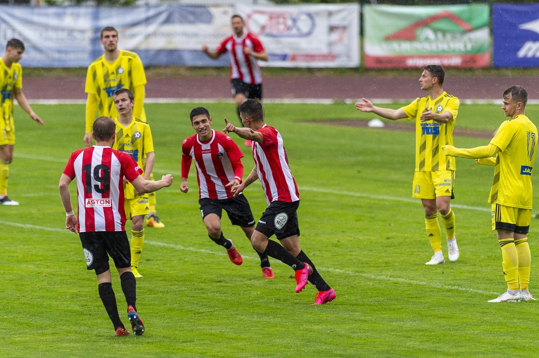 Hráči Žižkova Michal Řezáč, Faríd Nabijev a Aleš Nešický slaví gól