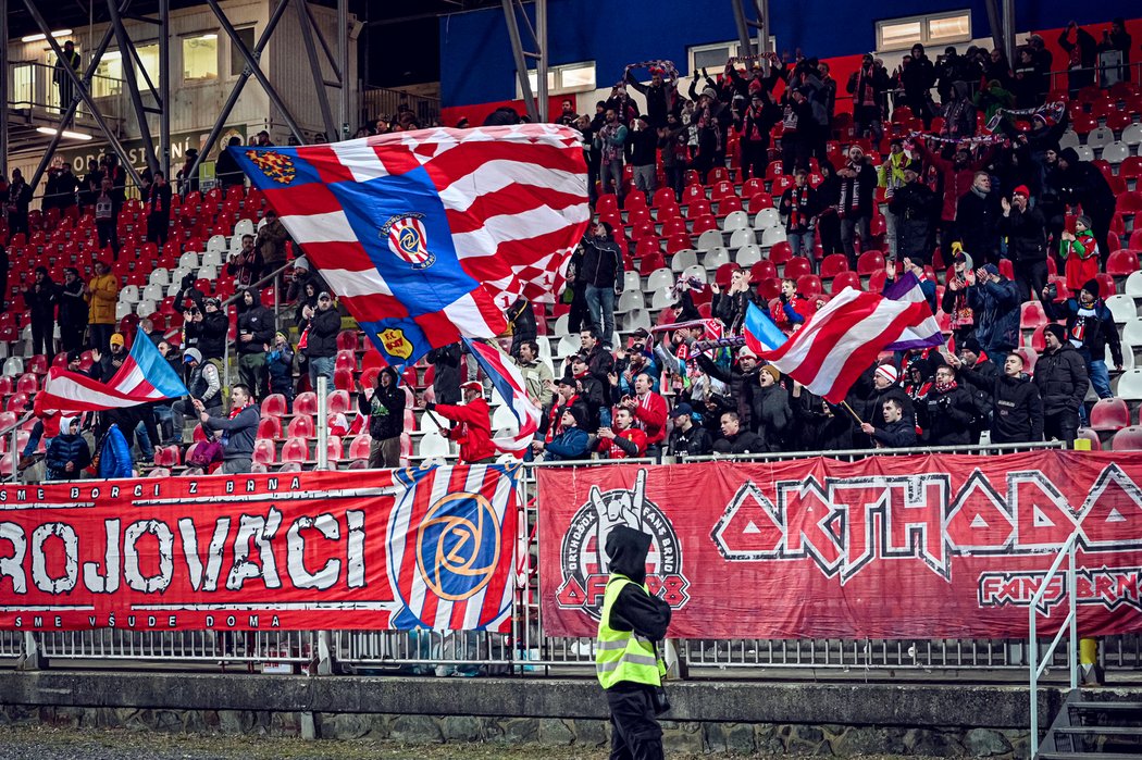 Fanoušci Zbrojovky na stadionu Srbská