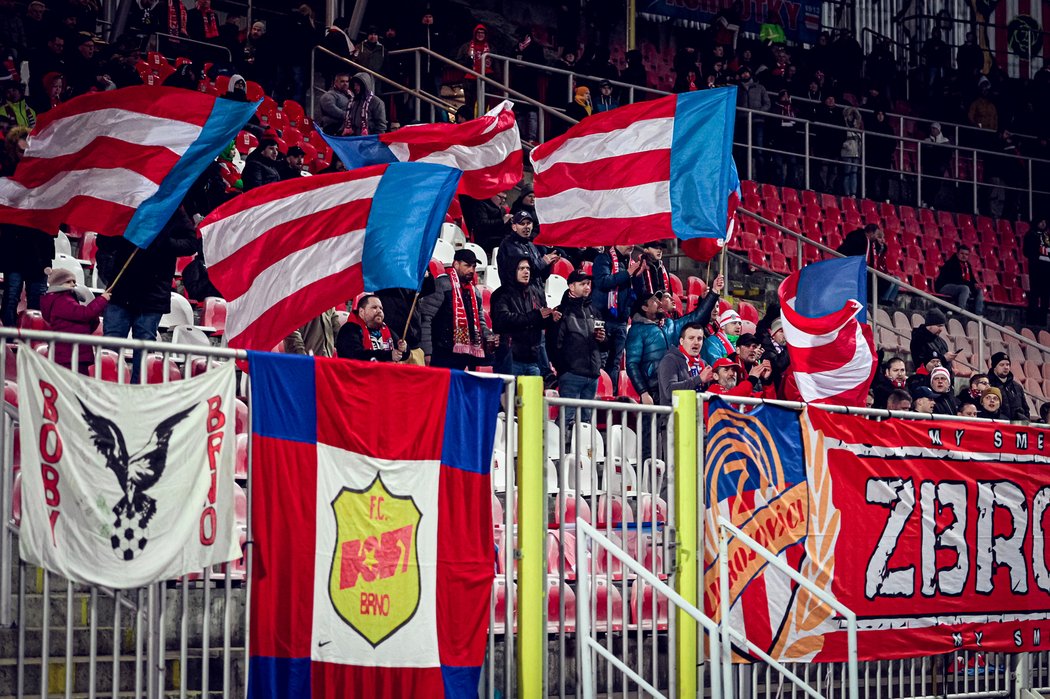 Fanoušci Zbrojovky na stadionu Srbská