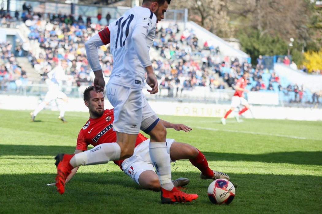 Brněnský Adam Fousek ve skluzu v utkání s Vyškovem