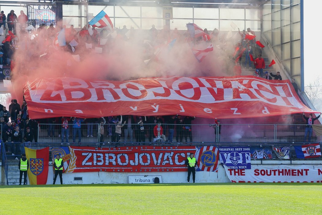 Fanoušci Zbrojovky na stadionu v Drnovicích, kde svoje domácí zápasy hraje Vyškov