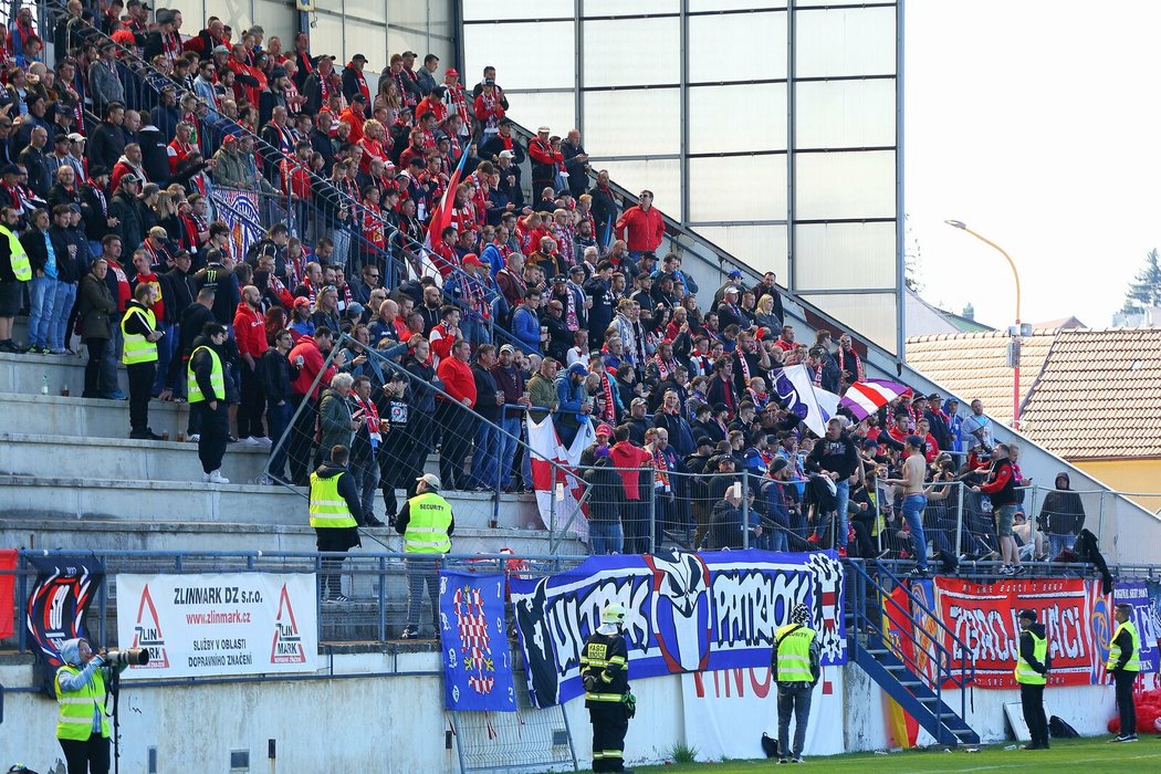 Fanoušci Zbrojovky na stadionu v Drnovicích, kde svoje domácí zápasy hraje Vyškov