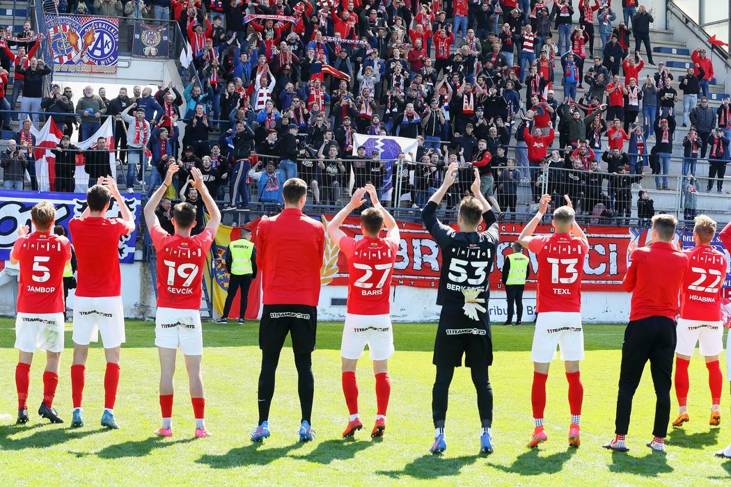 Fotbalisté Zbrojovky děkují fanouškům za podporu