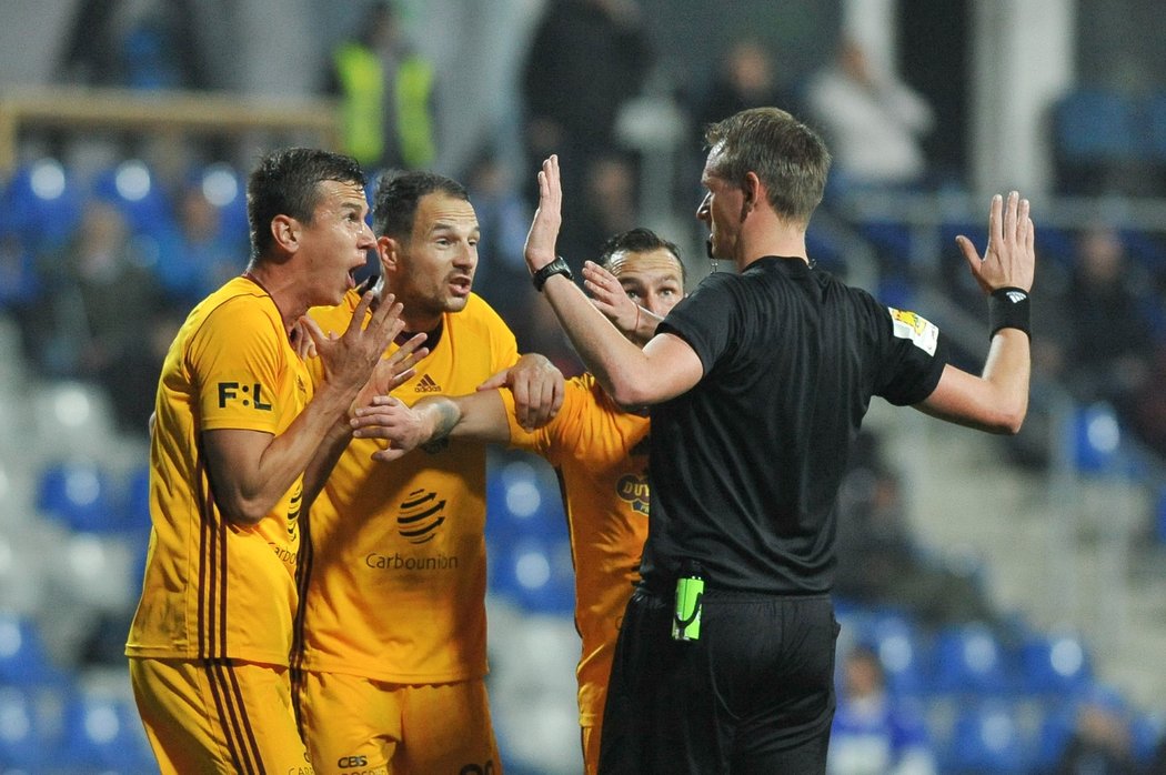 Fotbalisté pražské Dukly protestují proti rozhodnutí rozhodčího Ondřeje Berky, který odpískal pokutový kop po zákroku Tetoura na Mareše. Po zhlédnutí videa však své rozhodnutí změnil a penalta se nekopala