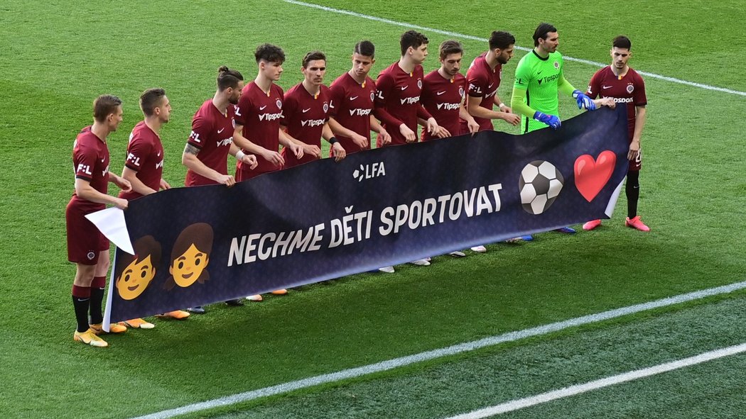 Fotbalisté Sparty se zapojili do akce &#34;Nechme děti sportovat&#34;