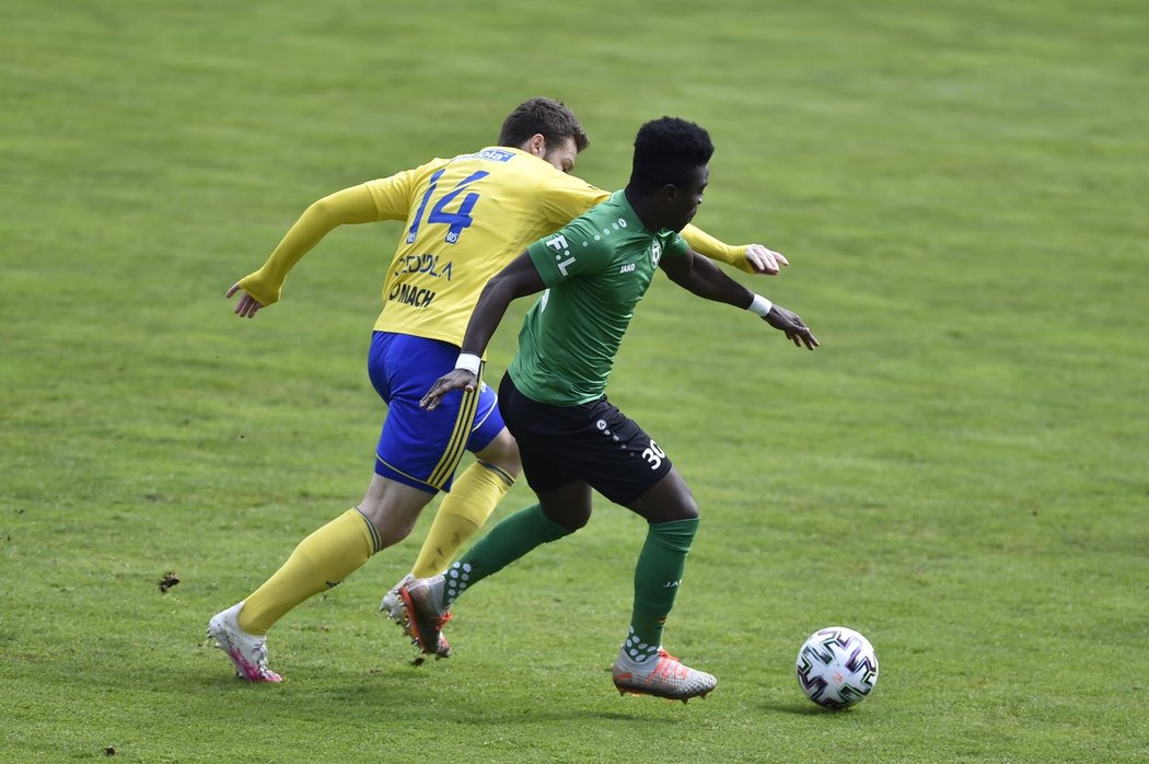 Příbramský Emmanuel Antwi (v zeleném) v souboji se zlínským Martinem Cedidlou