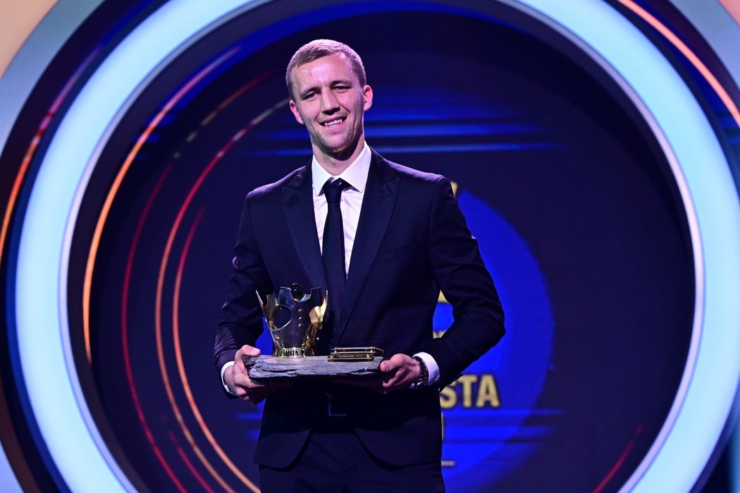 Tomáš Souček pózuje s cenou pro Fotbalistu roku