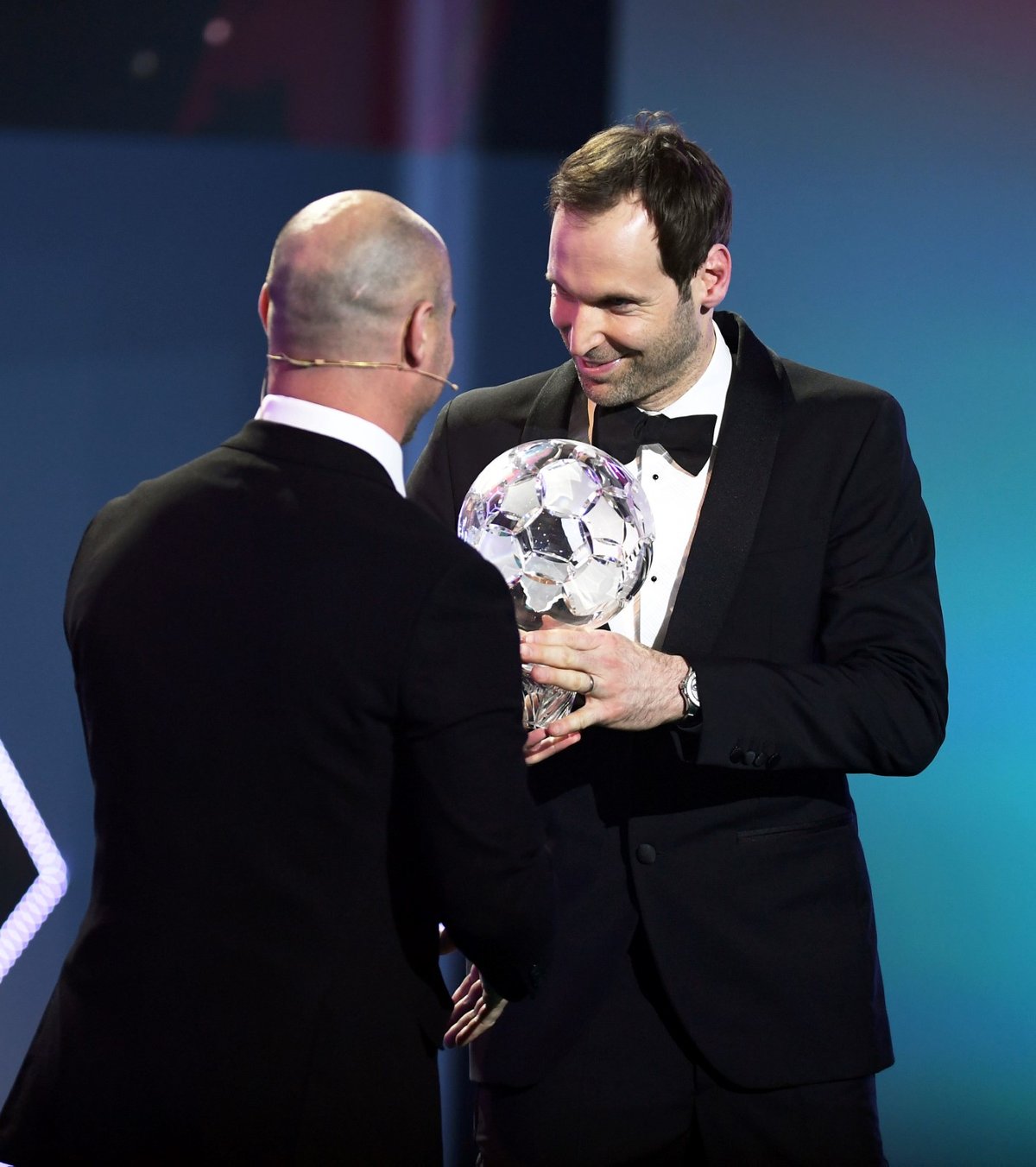 Petr Čech převzal svou cenu pro druhého nejlepšího fotbalistu roku od Jana Nezmara