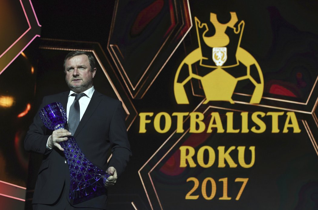 Pavel Vrba se svou trofejí pro Trenéra roku, kterou vyrovnal legendárního Karla Brücknera