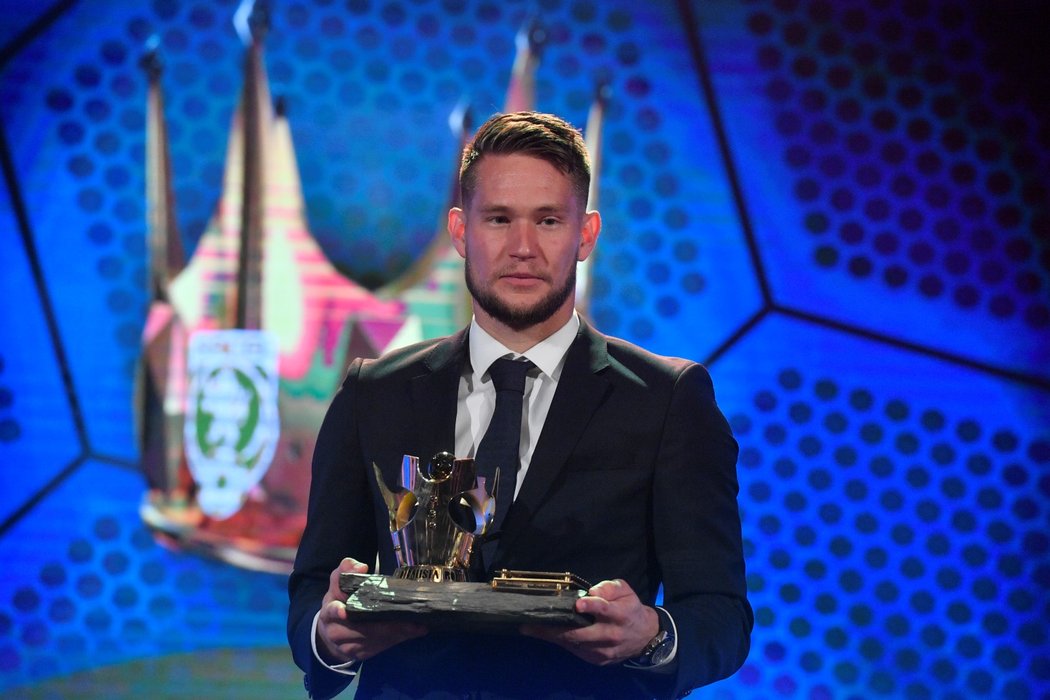 Tomáš Vaclík s trofejí pro vítěze ankety Fotbalista roku 2018