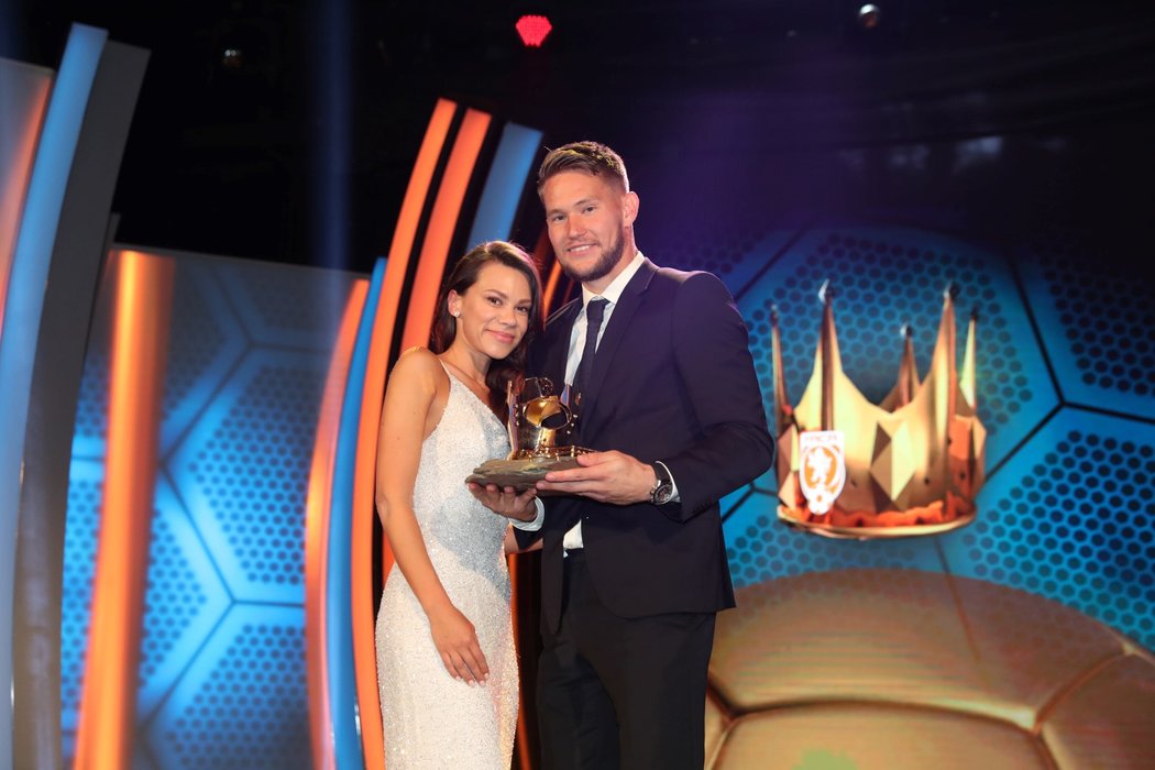 Tomáš Vaclík s manželkou a trofejí pro vítěze ankety Fotbalista roku 2018