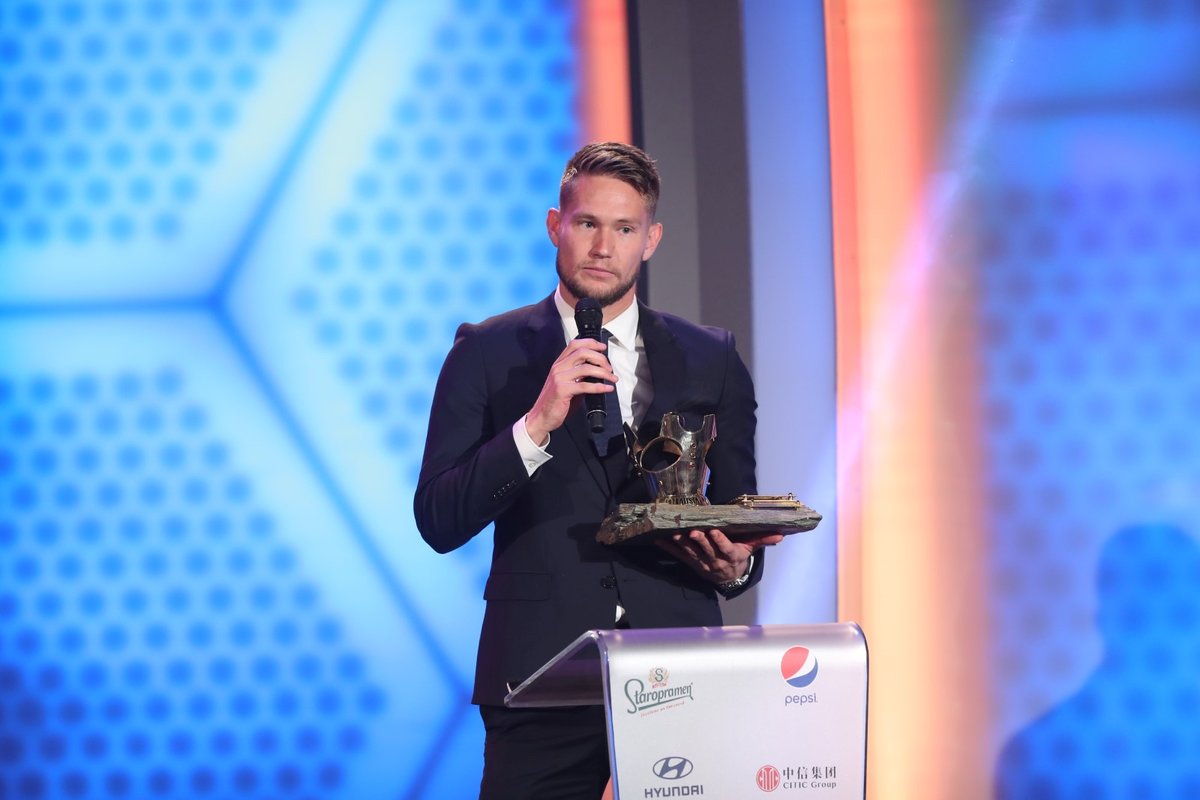 Gólman Sevilly Tomáš Vaclík s trofejí pro vítěze ankety Fotbalista roku 2018