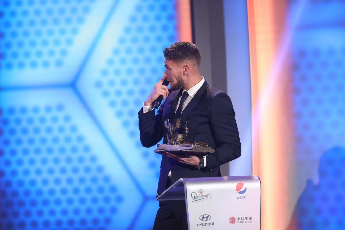 Dojatý Tomáš Vaclík s trofejí pro vítěze ankety Fotbalista roku 2018