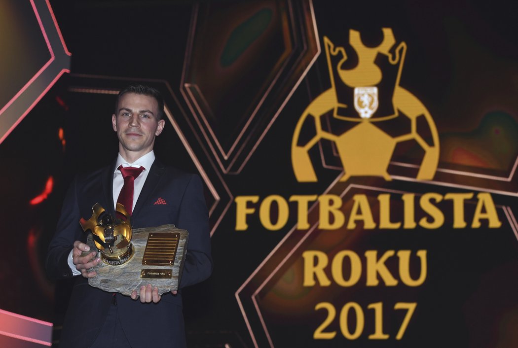 Vladimír Darida s trofejí pro vítěze ankety Fotbalista roku 2017