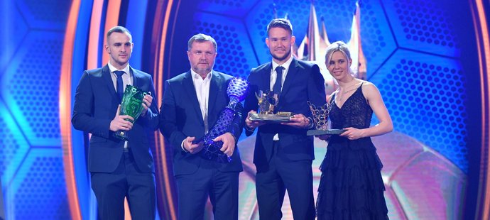 Zleva: Talent roku 2018 David Lischka, Trenér roku 2018 Pavel Vrba, Fotbalista roku 2018 Tomáš Vaclík a Fotbalistka roku Kateřina Svitková