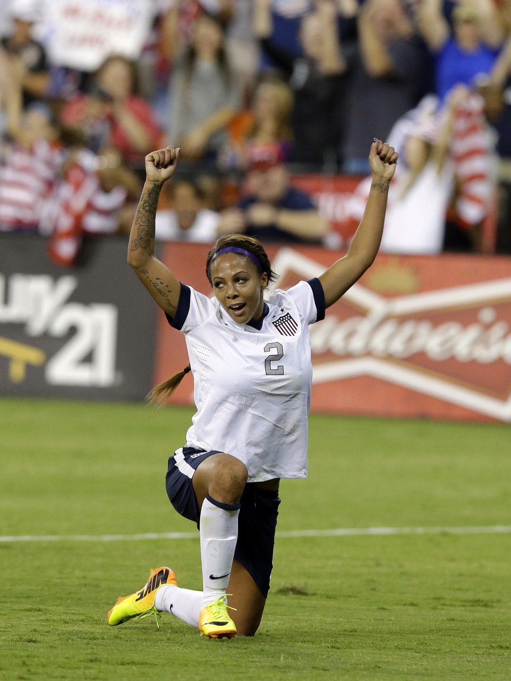 Americká fotbalistka Sydney Leroux slaví svou trefu proti Mexiku