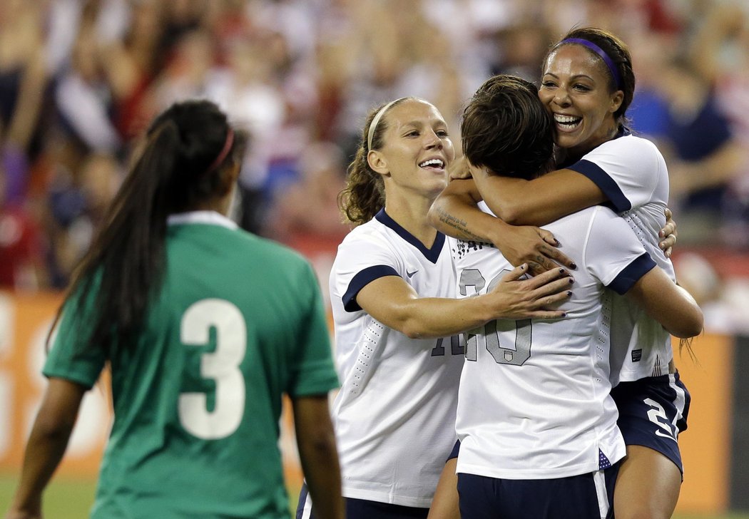 Sydney Leroux (vpravo) se objímá se spoluhráčkami po svém gólu v zápase proti Mexiku