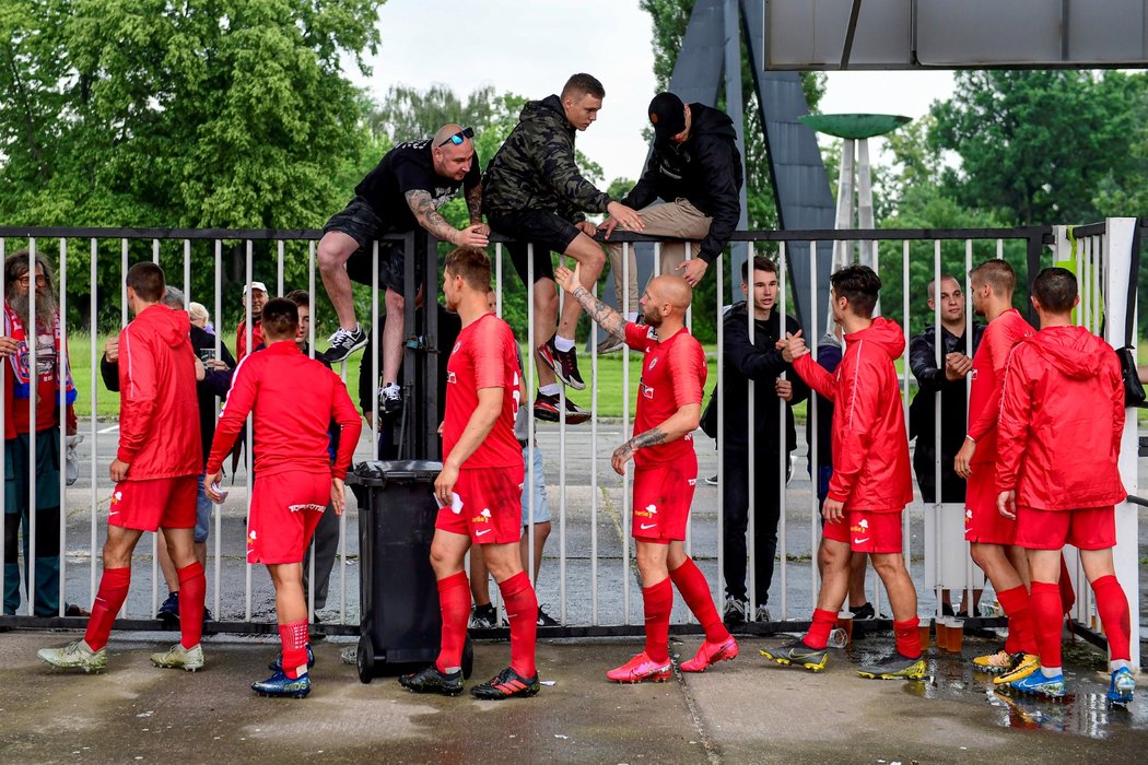 Brněnští fotbalisté děkují fanouškům za podporu při utkání s Hradcem Králové