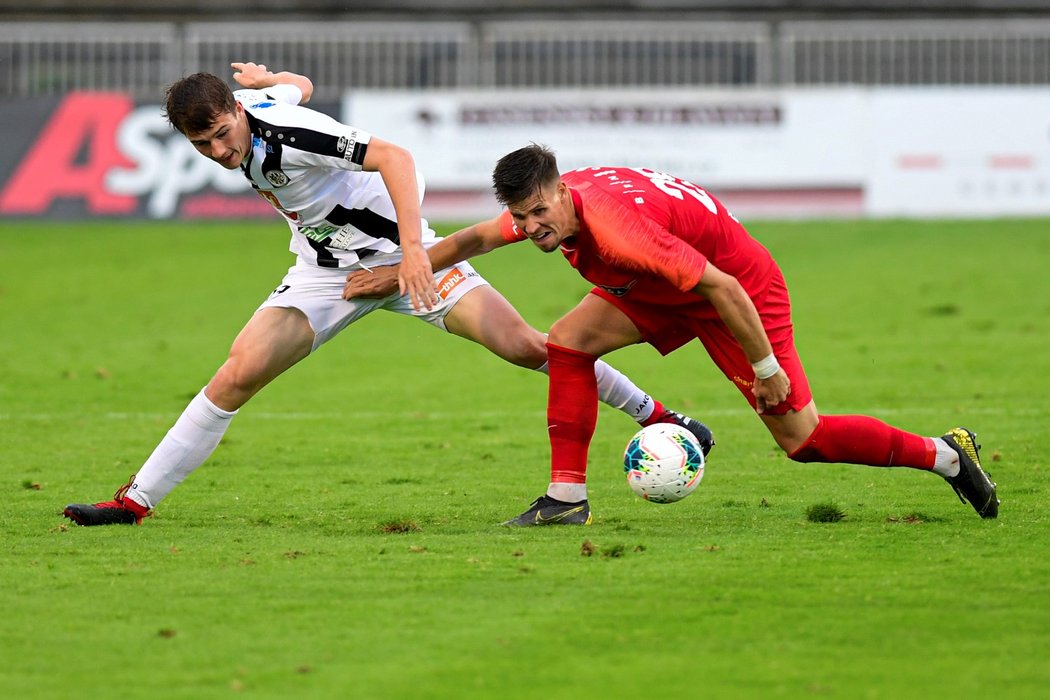 Tvrdý souboj z druholigového utkání mezi Hradcem Králové a Zbrojovkou Brno